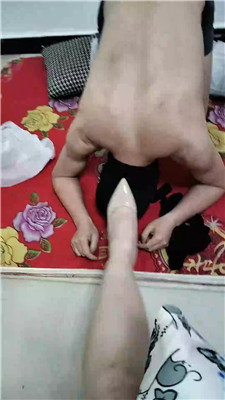 【甜莓小兔】强迫男友舔臭脚丫