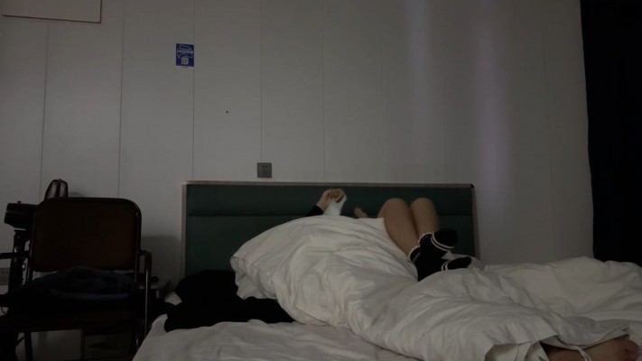 【精神小妹】女神在被窝和男友亲热,绿奴卑微闻味JS260423~4BP