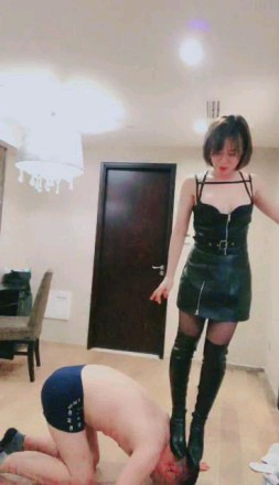 【冷颜女王】和素人闺蜜暴力玩老狗