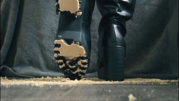 哥特美女两双长靴爆踩水果暴汁和饼干制作狗粮 YC-260422-2BP