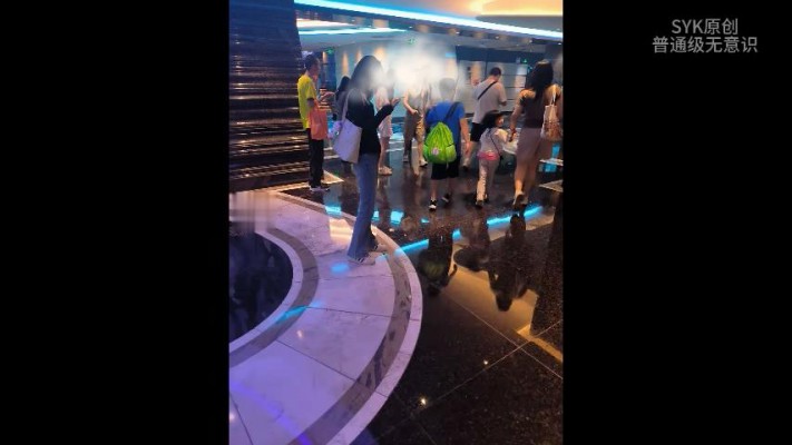 B1008 - 无意识阿迪贝壳白鞋美女误当凳脚无视踩全手 bf63487BP