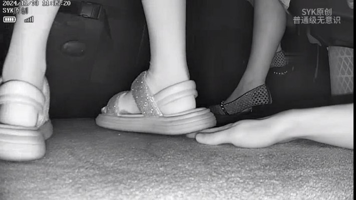 B1009 - 无意识手臂当凳脚小女孩白裤袜凉鞋踩全手  JS260607~2BP