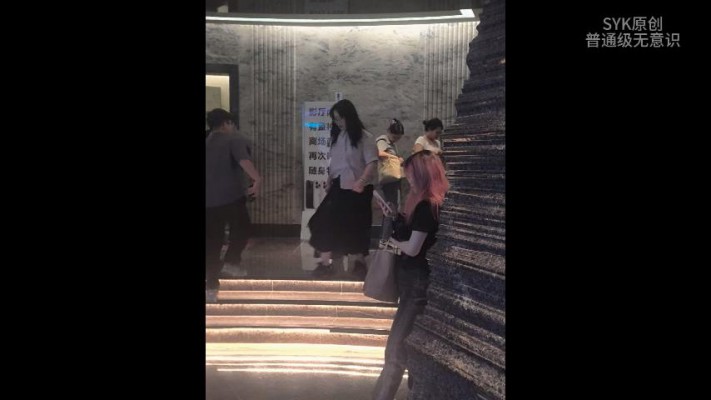 B1013 - 无意识红发小姐姐耐克板鞋翘腿持续踩全手 bf63498BP