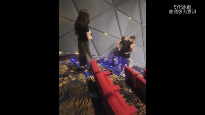 B1018 - 无意识裙子小姐姐黑袜洞洞鞋超多动踩手 bf63759BP