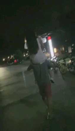 诺曦S户外全家超市羞辱人形犬