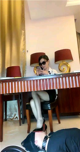 【苏曼】办公桌下的凌辱